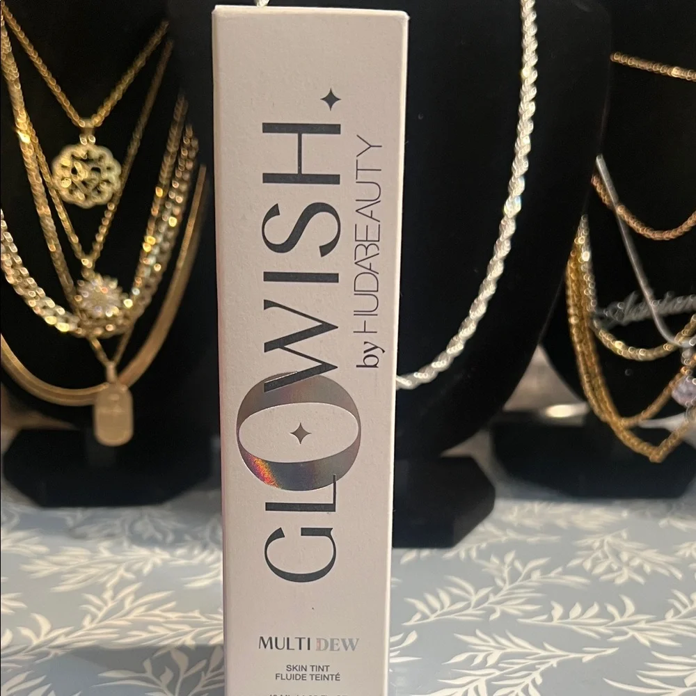 HUDA BEAUTY Glo Wish MultiDew Skin Tint Shade 08 Tan